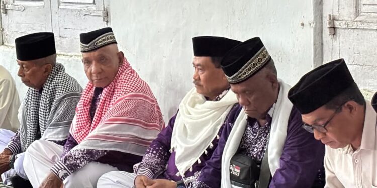 4 Jamaah Calon Haji Dilepas di Rumah Raja Negeri Siri Sori Islam