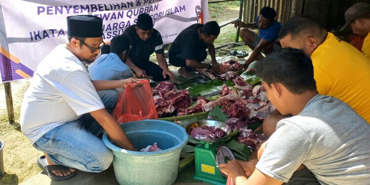 Hari Raya Idul Adha 1446 H, IKASSI Ambon Salurkan 70 Paket Daging Qurban