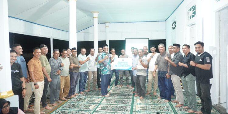 IKASSI Ambon Serahkan Bantuan Rp100 Juta untuk Pelantikan Raja Siri Sori Islam
